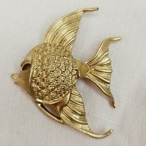 Vintage 1960s Gold Tone Angelfish Brooch Unsigned Mid Century Fish Pin